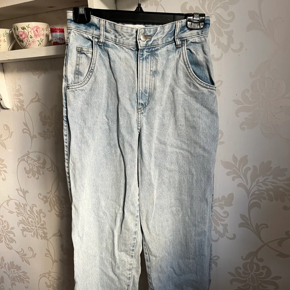 Ett par fina ljusblåa jeans i perfekt skick. De är för små för mig därav säljer jag dem. 🌸. Jeans & Byxor.