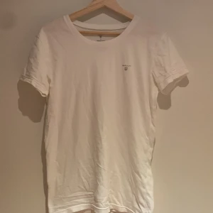 Gant tshirt - Säljer vit gant tshirt i stl. S.