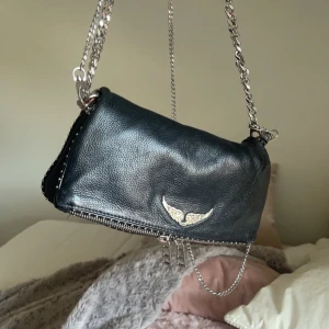 Zadig rock väska - Zadig Voltaire väska köpt på Zadig butiken i stan för ett år sen. Har inte kvittot kvar men har dustbagen som kan medfölja om man vill. Nypris är 2900kr så kan sälja från 1700kr. Bra skick men kedjor är lite rostiga.
