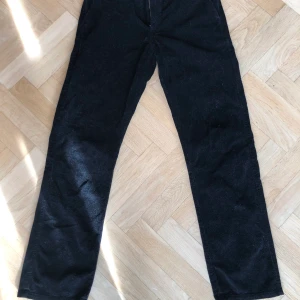 Paul & Friends Manchester byxor - Manchesterbyxor från Paul & Friends köpt på NK för inte länge sen. Inte använt mycket men varit tvärsnygga när jag hade dem. Växte ur dem. Storlek 30. Längd 103cm. Midja 82cm. Bredden längst ner på benet 40cm.