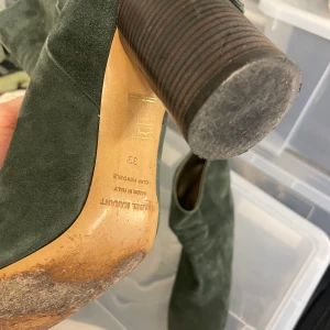 Isabel marant stövlar - Gråa mocka stövletter, storlek 39, använda men förtfarande i bra skick 