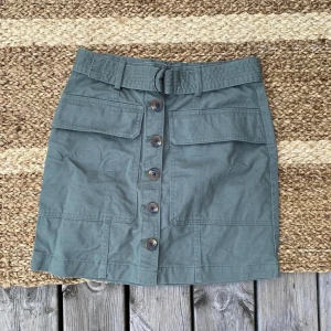 Mörkgrön kjol  - Mycket fin grön kjol  Använd få gånger  Stl S 