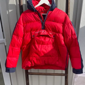 Tommy Hilfiger dunjacka 164 - Sparsamt använd Tommy H anorak i storlek 164.