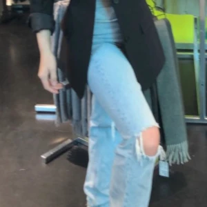 90s petite high waist jeans - Jeansen är i gott skick inte mer använda en ett fåtal gånger, säljer då de har blivit försmå. Stl 36 