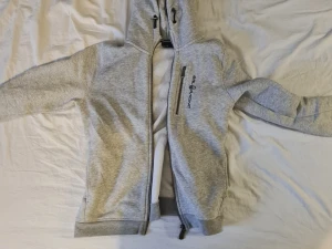 Sail racing hoddie med dragkjedja  - Den är i storlek xs. Säljer den pågrund av att jag inte använder den. Vill helst ta betalt via swish och inte plick. Skickar bilder på paketet när jag skickar den. Kom privat  för frågor. Du betalar frakten.  