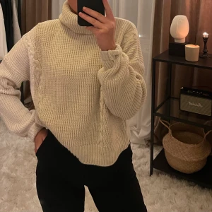 Stickad tröja från NA-KD - Beige stickad tröja från NA-KD med flätning längst sidorna på tröjan, även polokrage✨ tröjan har ett skönt material och är inte stickig alls✨