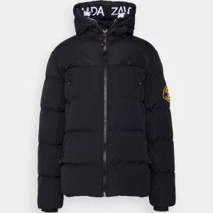 Canada zavetti kacka  - Säljer min canada zavetti jacka använd några gånger, kan mötas och frakta, tar ner av priset vid snabb och smidig affär.