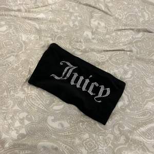 Jätte fin bandaou topp ifrån juicy couture nytt skick storlek M passar, oanvänd och felfri!☺️