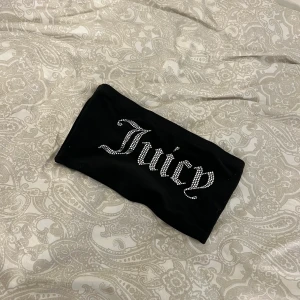 Juicy couture  - Jätte fin bandaou topp ifrån juicy couture nytt skick storlek M passar, oanvänd och felfri!☺️