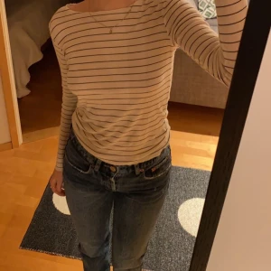 Randig långärmad tröja - En julklapp jag fick som aldrig kom till användning. Men en väldigt skönt och snygg topp från Zara i storlek S som inte säljs längre!