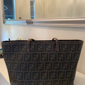 Fendi Väska - Äkta Vintage Fendi väska, köpt från Miinto. Används endast ett fåtal gånger.
