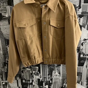 Stay jacka  - Aldrig använts!  För flera bilder meddela mig gärna😊 Storlek: XS men passar även S och M( då jag har M)