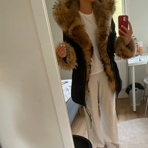 Vinterjacka - En väldigt varm vinterjacka med päls, använde en liten del av vintern 2019, sedan har den bara hängt i garderoben. Köpte för 4500:)