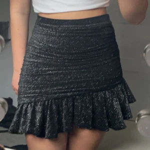 Zara kjol🖤⚡️ - Glittrig asymmetrisk kjol från Zara i strl M (snarare S) Nyskick!!!⚡️⚡️🖤🖤