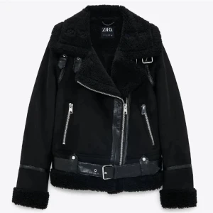 Jacka från zara - Säljer denna varma fina jackan från zara🌟den är i storlek S och är lite använd med i fint skick💛 kan skicka egna bilder på den om det önskas! 