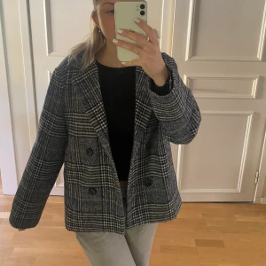 Kappa - Säljer denna fina kappa från mango. Storlek 171 i barn storlek men passar mig bra som brukar ha storlek S. Endast använd en gång så är som ny😊