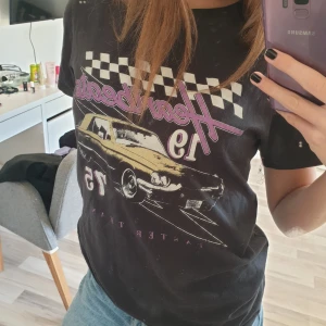 Svart t-shirt  - En svart t-shirt från gina tricot med en gul bil på. Tröjan har även lila och vita detaljer. Säljer den eftersom den är för liten och inte kommit till användning tyvärr.  Det är tre små hål som knappt syns, på ärmen så har även sömmen gått upp lite 