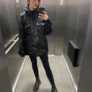 Skinnjacka  - Skinnimitiation jacka från pull and bear storlek m! Perfekt höstjacka, använd men i fint skick! 