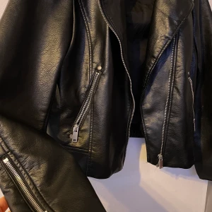 Skinnjacka  - Säljer nu min skinnjacka från hm som jag aldrig använt. Skriv gärna vid fler frågor eller bilder💓