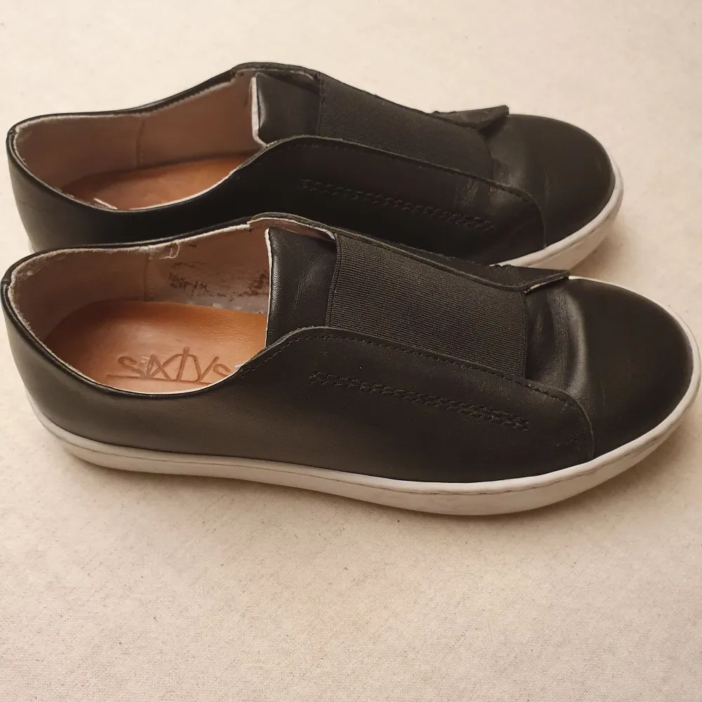 Stilrena svarta sneakers i 100% läder gjorda i Spanien.  Originalpris: 798 kr Skick: som nya, väldigt sparsamt använda.. Skor.