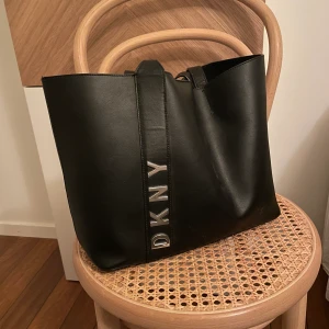 DKNY-väska - Superfin tote bag från DKNY i mycket bra skick! Säljer då den inte längre kommer till användning. Dustbag medföljer :)
