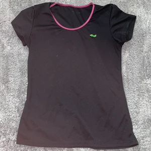 Svart tränings tröja🖤 - Svart träningtröja, väldigt skönt😊 Rosa kant vid halsen och ett grön märke. Den är ganska liten i storlek men den är M men skulle säga att den är S