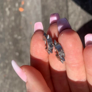 Nitörhängen - Världens finaste örhängen med nitar på. Väldigt coola och trendiga. Säljer då de inte kommer till användning!!