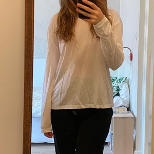 Långärmad vit tröja  - Tröja från Weekday! Något transparent, luftig och lätt, superskönt till sommarvärmen. Storlek M men jag har S och den passar perfekt. Köpare står för frakt 