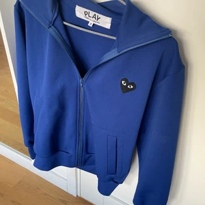Cdg zip blå - Säljer min cdg zip blå, bra skick, använt fåtal gånger, den är i storlek S