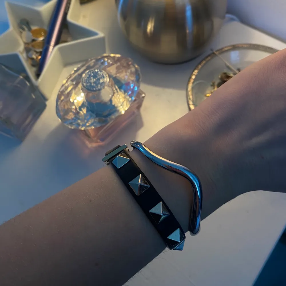 Valentinos populära armband i modellen ”Rockstud bracelet”. Väldigt bra skick! Svart läder och nitar i ljust guld. Köpt på vestaire collective för ungefär 1700, så ingen orginalförpackning medkommer men äkthetsbevis från Vestaire finns (se bild). . Accessoarer.