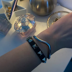Valentino armband - Valentinos populära armband i modellen ”Rockstud bracelet”. Väldigt bra skick! Svart läder och nitar i ljust guld. Köpt på vestaire collective för ungefär 1700, så ingen orginalförpackning medkommer men äkthetsbevis från Vestaire finns (se bild). 