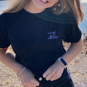 Youniverse UF t-shirt i valfri storlek - Jag och mina 2 kompisar har tillsammans gjort företaget YOUniverse uf. Vi släpper nu vår tredje kollektion som är en svart t-shirt med ett saturnus tryck. Det är en basic tshirt, perfekt till sommaren 😍 Du har möjlighet att välja storlek mellan S-XL genom att förbeställa. Det är en unisex tröja så passar till både killar och tjejer. Bara att skriva om ni vill ha mer bilder❤️❤️ Finns fler bilder på @youniverseuf på instagram:) DET FINNS MÖJLIGHET ATT ÄNDRA BRODYRETS FÄRG FÖR 20 KR EXTRA 😍😍