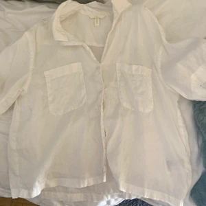 Vit linneskjorta - Säljer denna fina linneskjorta som passar perfekt nu till sommaren. Använd ett fåtal gånger och är precis som ny!💖
