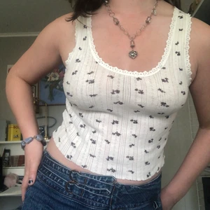 Fint linne - Ett supergulligt linne med lila blommor som köptes på Urban outfitters förra sommarn men som knappt är använt. Storlek l och passar bra på mej som är m/l men tror d passar större oxå då d e strechigt🥰❤️