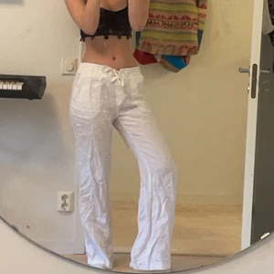Vita linnebyxor  - Skiiiit snygga linnebyxor. Säljer dem eftersom jag redan har ett par:)) Går att knyta där fram. Super fina till sommaren. Jag är 174:) budgivning om många är intresserade!