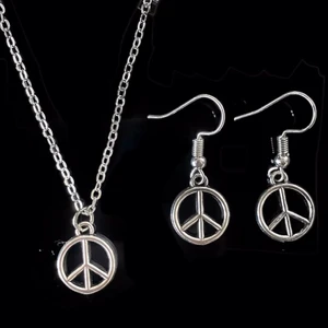 Peace tecken halsband + örhängen - Säljer nu dessa fina halsband och örhängen, går att köpa separat och i set!! Halsbanden är cirka 40-42cm runt, går även att få med svart band! Set: 100kr! Halsband: 50kr! Örhängen: 50kr! Frakt alltid 13kr💖