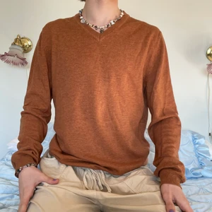 Brun orange v-ringad stickad tröja  - Den skönaste bruna stickade v-ringade tröjan någonting! 🏈 Tröjan är den perfekta blandningen mellan oversized och åtsittande och är så snygg med en skjorta under på en preppy outfit eller ett par baggy byxor för en avslappnad sommar look! :D