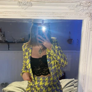 as coolt set - ett ballt det från boohoo! minns inte vad det kostade eller när det  är köpt tyvärr💗 men har aldrig använt det men tyvärr tagit bort lappar.. perfekt nu till sommaren som en liten färgklick med coolt mönster✨💗 skriv om du är intresserad eller har frågor! köparen köper och står för frakt💗 priset går att diskutera vid snabb affär mvh Jonna☺️ (det är i 36 men skulle säga att den passar allt mellan XS-M) 