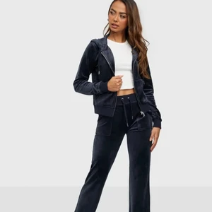 Juicy Couture  - Small i både tröja och byxor. Bra skick, endast använda få gånger samt tvättade på rätt sätt (fin-tvätt i 30 grader)