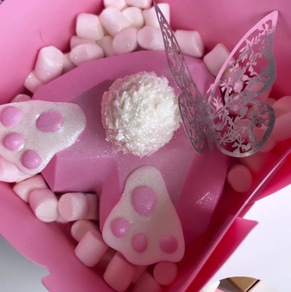Erbjudande just nu ett mini smash heart (Bunny) för 150kr välj design, färg, godis & hammare ingår! Perfekt till påsk 🐣🐰 skicka pm via instagram eller Facebook för beställning! . Accessoarer.