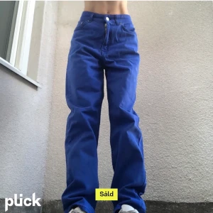 Snygga blåa jeans - (Förra ägarens bild) säljer dessa super snygga blåa jeans som inte används pga passar inte mig. Dessa jeans har knappt används. Det står att de är i storlek 36 men skulle säga 32-34