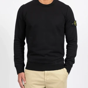 Stone island sweatshirt  - Svart Stone island sweatshirt storlek s i bra skick. Inga synliga slitningar och använd fåtal gånger. Ny pris 2300kr    Kom privat för mer bilder osv⚡️😁