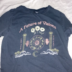 H&M t-shirt - Hej vill sälja min h&m t-shirt. Köptes i somras och har använts några gånger.storlek är S/XS. Kontakta mig om du har frågor❤️