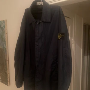 Stone Island Jacka - Säljer min väldigt fina Stone Island Parka, köpt på Nitty Gritty för ca två år sen. Skick 9/10. Ej kvitto, inga byten, köpare står för frakt. Storlek L, passar dig mellan 189-200cm! :)
