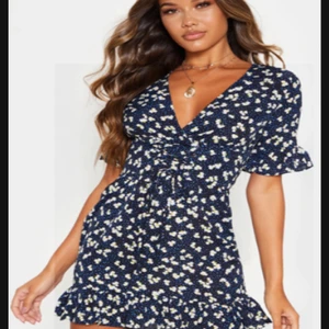 Sommarklänning från PrettyLittleThing - Oanvänd pga dragkedjan ej stängs, har gått upp i vikt och passar ej mig. Snygg korsett vid framsidan som kan justeras med snören.