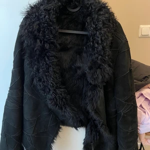 Pälsjacka - Säljer min pälsjacka då den inte kommer till användning längre. Material av mocka och päls den är både varm och snygg. Storlek S/M.