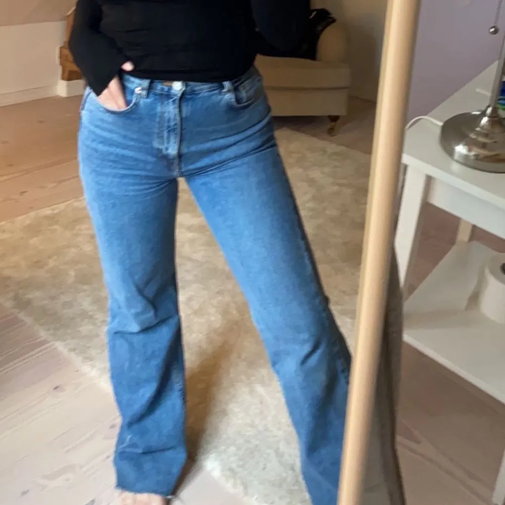 Raka jeans från pull & bear i storlek 36! Har klippt av dom en bit men passar bra på nån ca 160-165cm. Använda Max 3 gånger så bra skick! . Jeans & Byxor.