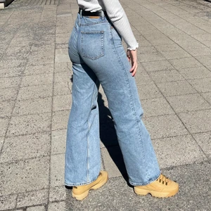 Yoko jeans från monki - Jättefina jeans från monki som tyvärr blivit för små på mig, använda men i mycket fint skick!                                      Storlek; 27