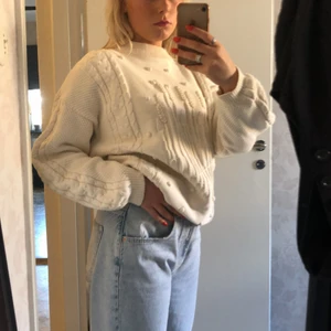 Virkad/ stickad tröja  - Jätte skön och mysig tröja som sitter perfekt. Mysig att ha över en klänning kommande sommarkvällar eller bara till vad som egentligen.