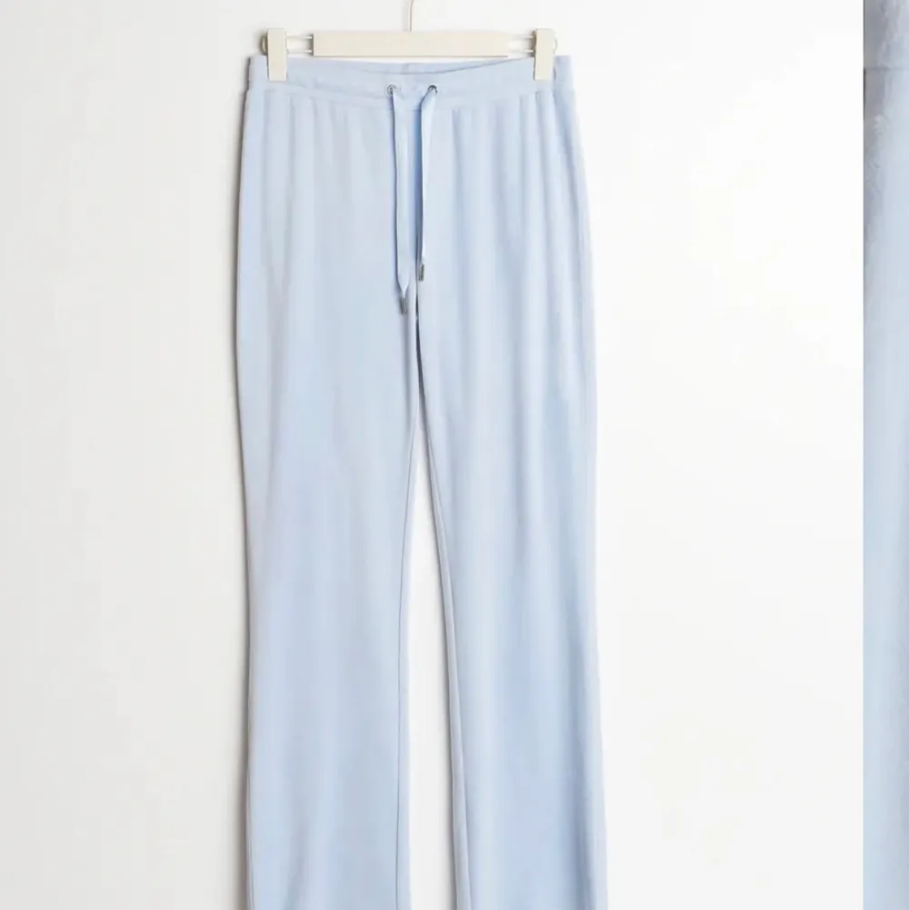 Ett par sköna mjukis byxor! Dom är lite korta på mig då jag skulle rekommendera dessa till folk som är 160-164 eller kortare!☺️. Jeans & Byxor.